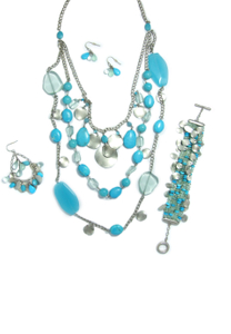 u003Ci>Ocean blue glass with metal coin necklace.u003C/i> u003Cb>Collar de cristal azul océano con moneda de metal.u003C/b> u003Ci>bracelet &amp; earringsu003C/i> u003Cb>pulsera y pendientesu003C/b>